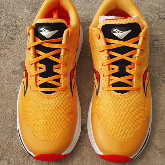 NIB Kid's Saucony Sneakers, Yellow Kinvara 13 Visi/Gold, Sz 5.5 Medium - Picture 2 of 9